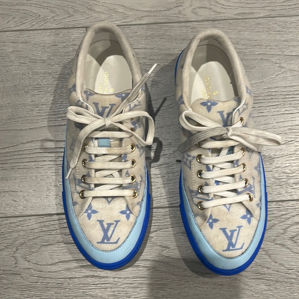 Louis Vuitton sneakers size 7 blue beautiful